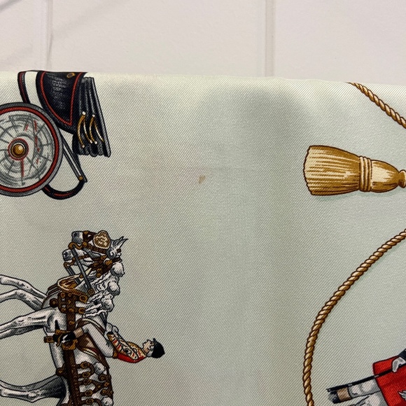 HERMES "ROYAL MEWS" Buckingham Palace SILK SCARF, 90, Pale Green - Picture 6 of 12